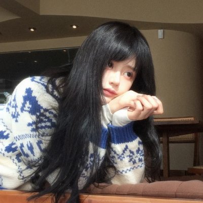 草丛中的人